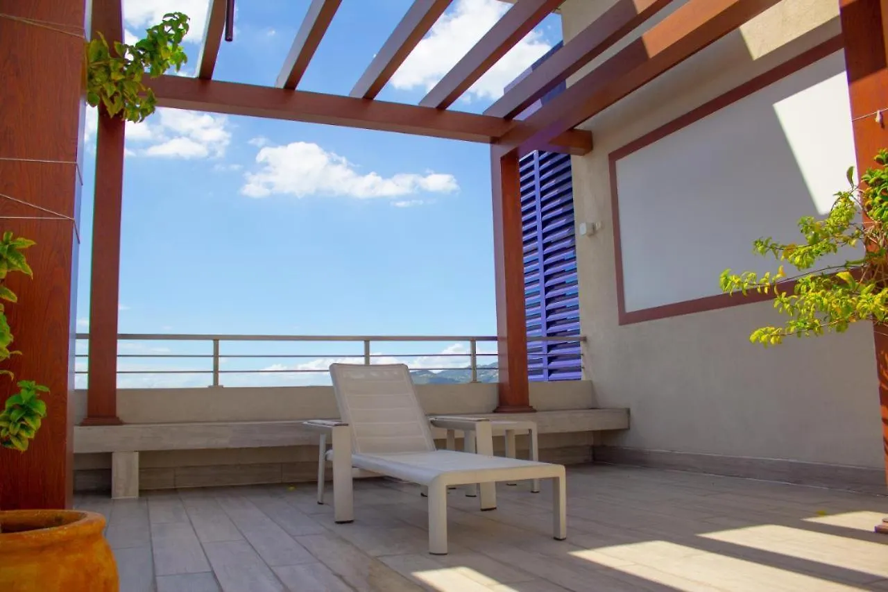 Apartment With Roof Top Pool. Kingston Jamaica