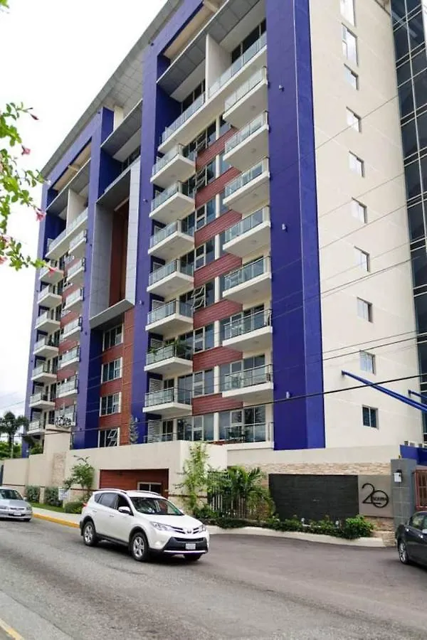 Apartment With Roof Top Pool. Kingston